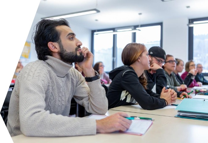 Konzentriert bei der Arbeit: Schülerinnen und Schüler während des Unterrichts